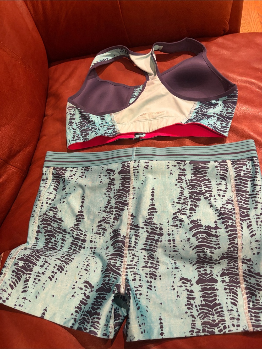 Under Armour Aqua & Navy Front-Zip Sports Bra with Matching Shorts 38C & XL - Picture 4 of 4